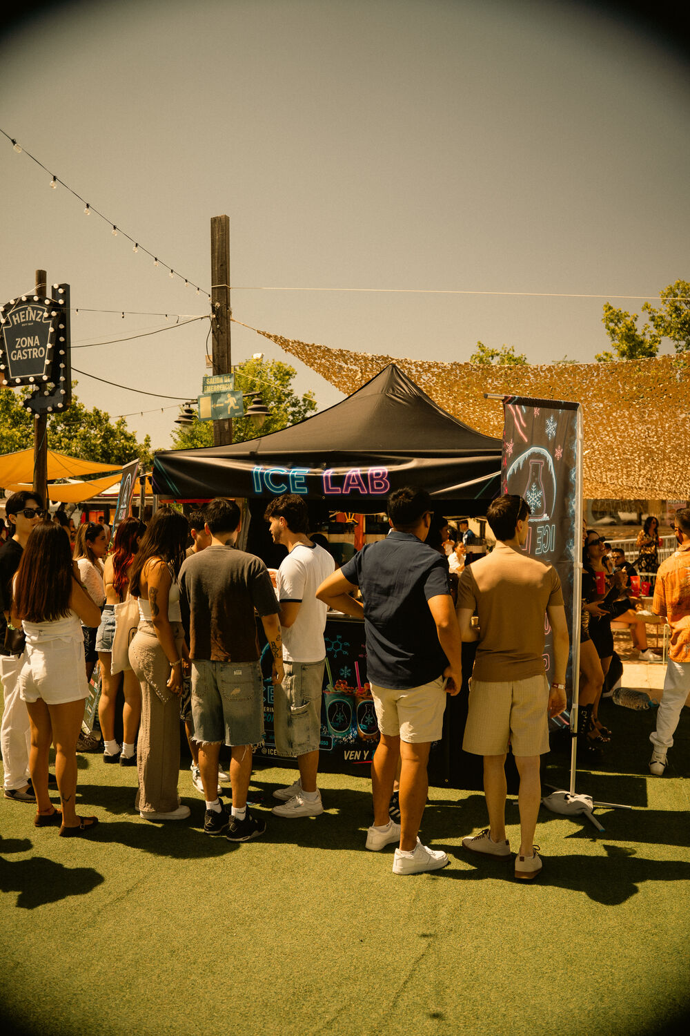 Carpa negra de ICE LAB en la zona gastro de un festival a plena luz del día