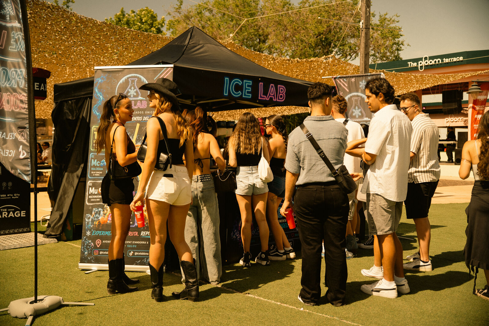 Stand de ICE LAB en un festival con público haciendo cola para los cócteles granizados