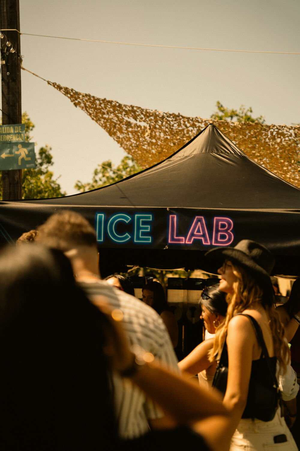 Público reunido frente al rótulo de neón de ICE LAB durante un evento